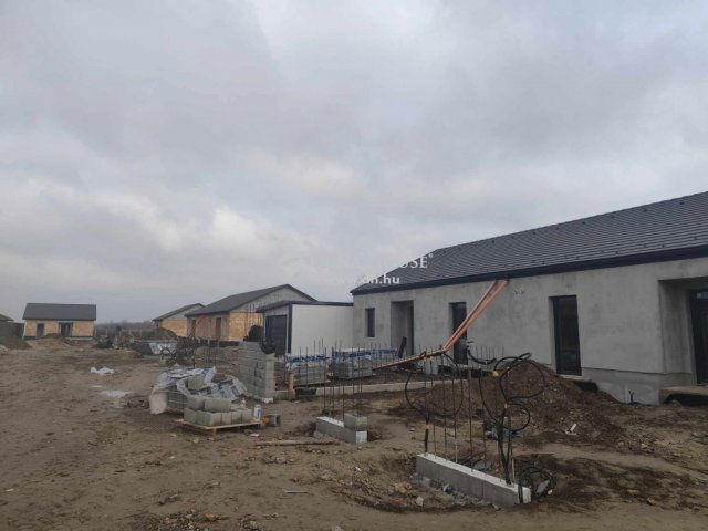 Eladó ikerház, Alsónémediben 95 M Ft, 3 szobás