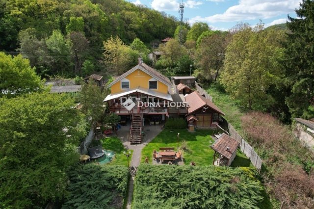 Eladó családi ház, Esztergomban 270 M Ft, 8 szobás