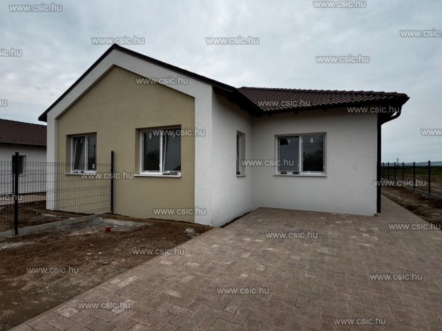 Eladó ikerház, Csörögön 99.9 M Ft, 2+3 szobás