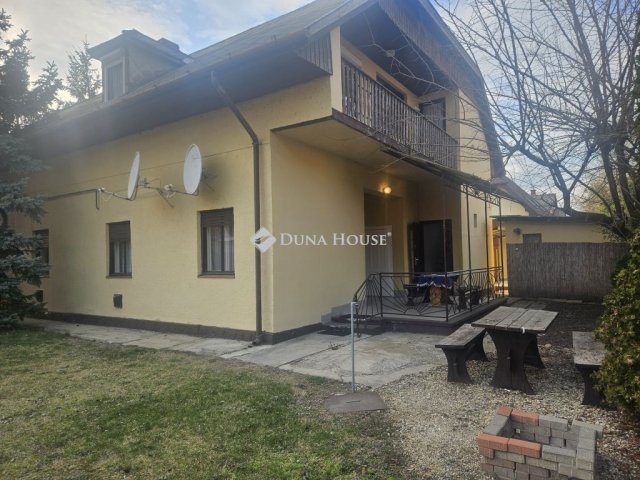 Eladó családi ház, Balatonlelleén 250 M Ft, 8 szobás