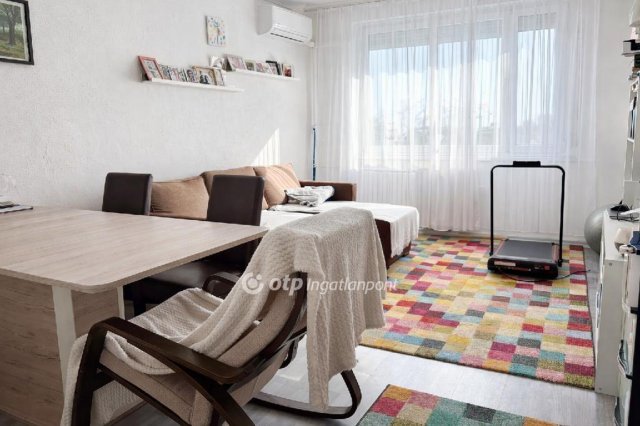 Eladó panellakás, Szegeden 48.3 M Ft, 2+1 szobás