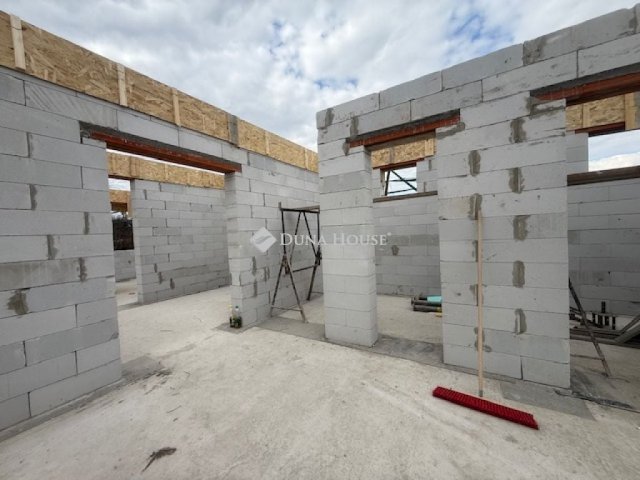 Eladó ikerház, Dánszentmiklóson 73.8 M Ft, 3 szobás