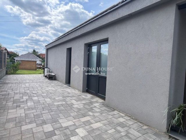 Eladó családi ház, Pécsett 144.5 M Ft, 4 szobás