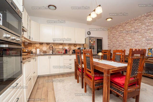 Eladó téglalakás, Szentendrén 165 M Ft, 4 szobás