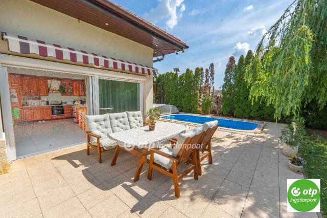 Eladó családi ház, Velencén 220 M Ft, 6 szobás