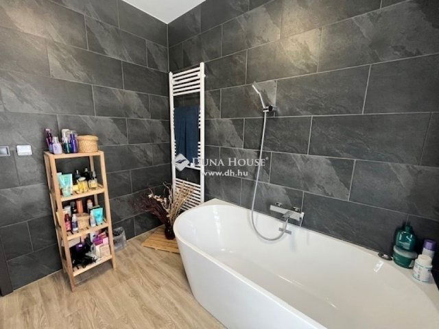 Eladó családi ház, Pécsett 144.5 M Ft, 4 szobás