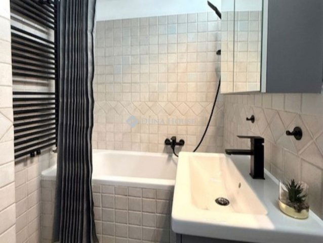 Eladó téglalakás, Budapesten, VI. kerületben 96.5 M Ft, 2 szobás