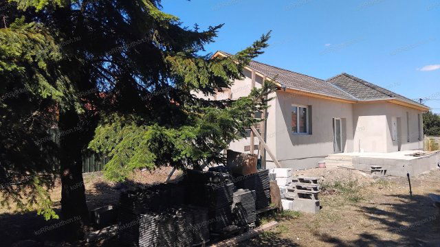 Eladó családi ház, Jászberényben 34.99 M Ft, 4 szobás