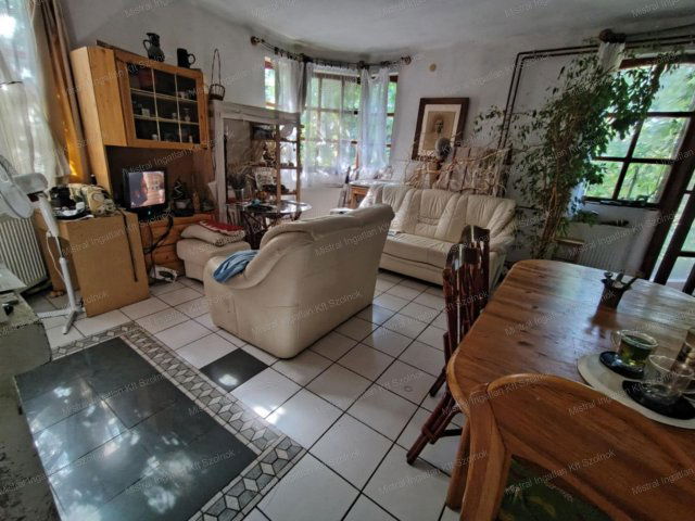 Eladó családi ház, Szolnokon 73 M Ft, 4 szobás