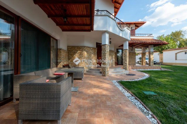 Eladó családi ház, Gödön 762 M Ft, 8+1 szobás