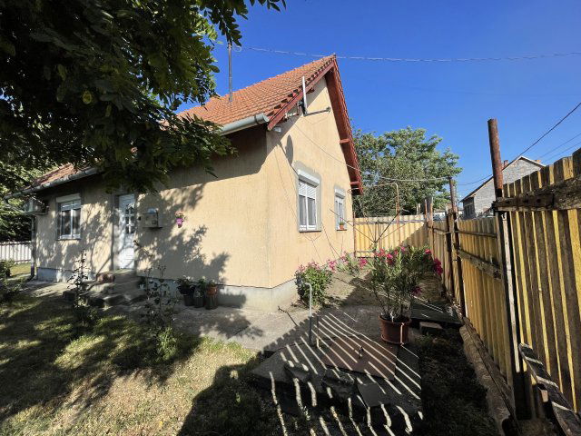 Eladó családi ház, Szolnokon 20 M Ft, 2 szobás