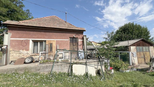 Eladó családi ház, Szekszárdon 25 M Ft, 1 szobás