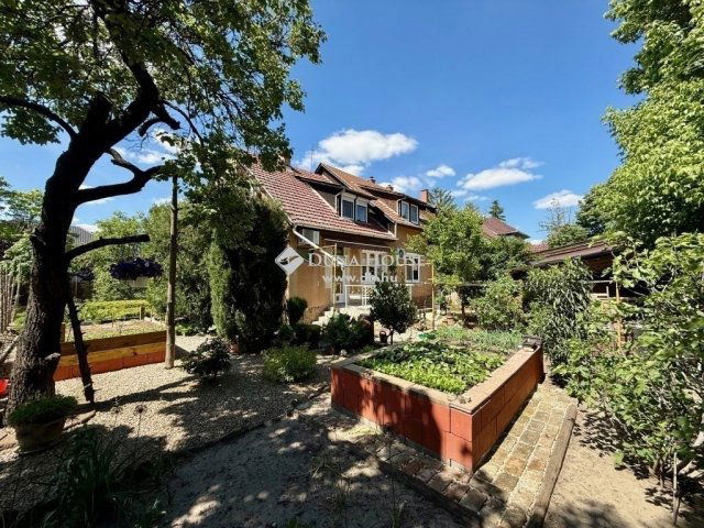 Eladó családi ház, Kecskeméten 149.9 M Ft, 9 szobás