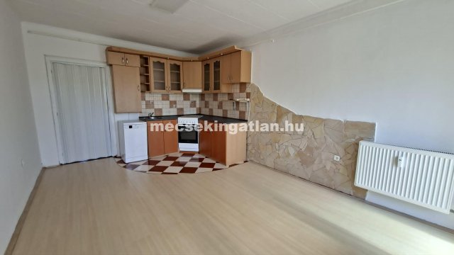 Kiadó panellakás, albérlet, Pécsett 150 E Ft / hó, 2 szobás