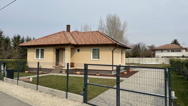 Eladó családi ház, Vámosszabadin 139.9 M Ft, 5 szobás