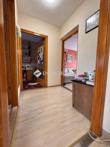 Eladó panellakás, Kecskeméten 46.5 M Ft, 3 szobás