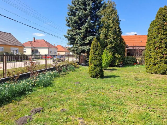 Eladó családi ház, Bősárkányon 80 M Ft, 3 szobás