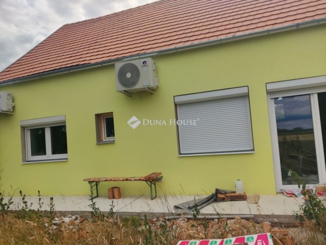 Eladó családi ház, Zsirán 59 M Ft, 4 szobás