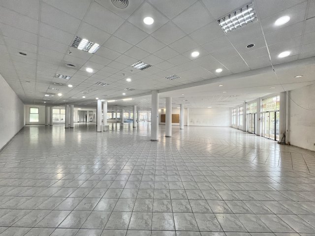 Kiadó üzlethelyiség, Kaposváron, Petőfi téren 4332 E Ft / hó
