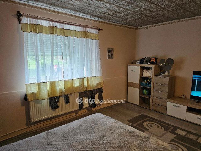 Eladó családi ház, Halmajon 35 M Ft, 3 szobás