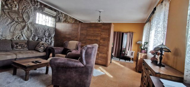 Eladó családi ház, Taksonyon 154.9 M Ft, 9 szobás