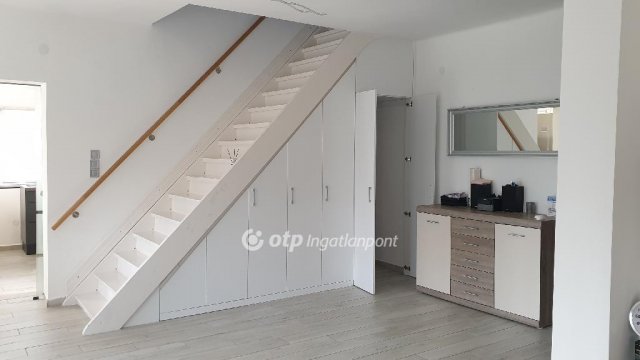 Eladó családi ház, Balatonföldváron 188 M Ft, 6+1 szobás