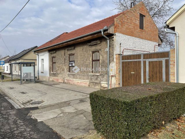 Eladó családi ház, Kecskeméten, Műkerti sétányon 11.5 M Ft