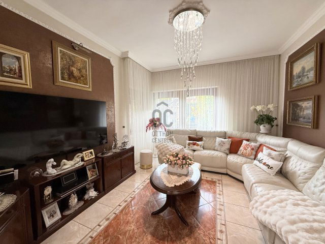 Eladó családi ház, Debrecenben 215 M Ft, 9 szobás