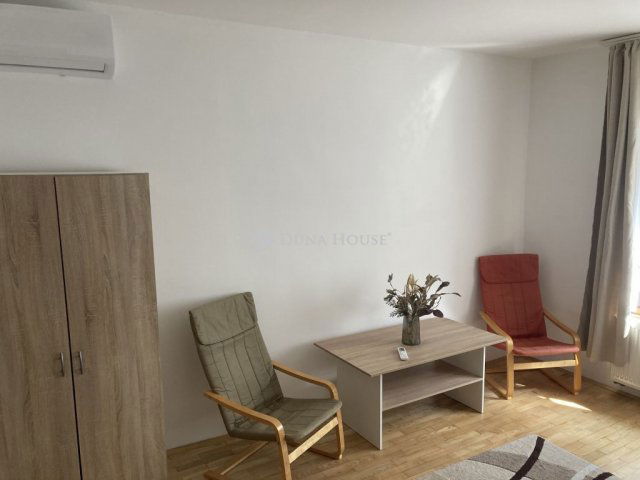 Kiadó téglalakás, albérlet, Pécsett 170 E Ft / hó, 2 szobás