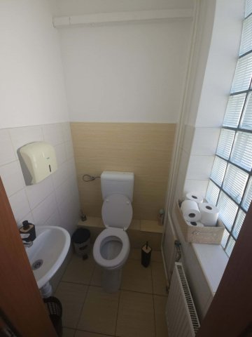 Kiadó iroda, Kecskeméten, Széchenyi téren 150 E Ft / hó