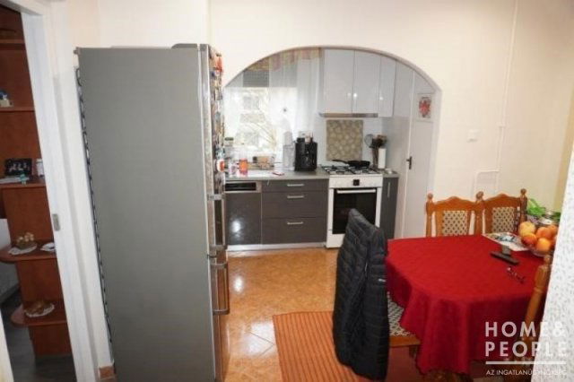 Eladó téglalakás, Szegeden 56 M Ft, 2+1 szobás