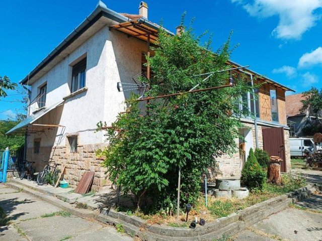 Eladó családi ház, Szokolyán 89.9 M Ft, 7 szobás