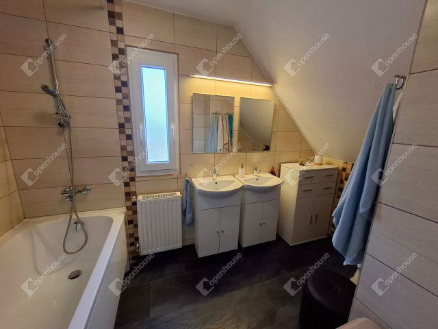 Eladó családi ház, Csatáron 98.5 M Ft, 6 szobás