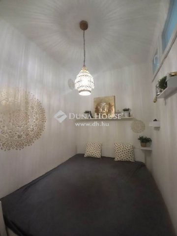 Eladó téglalakás, Pécsett 67 M Ft, 4 szobás