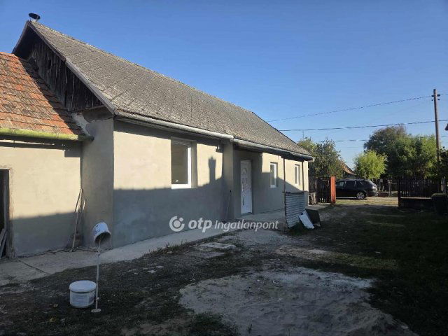 Eladó családi ház, Újszászon 18 M Ft, 2 szobás