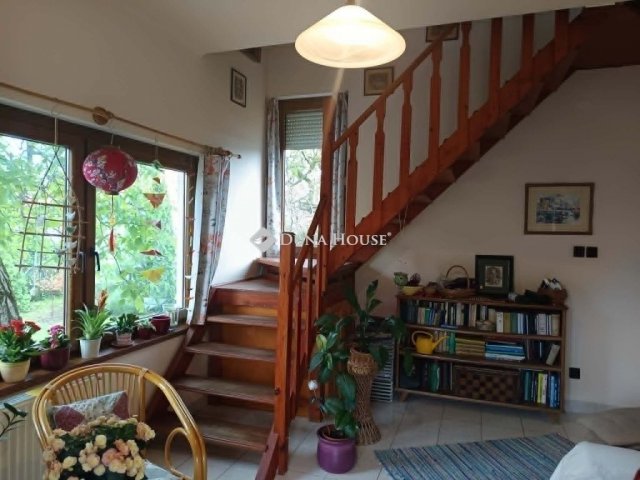 Eladó családi ház, Pécsett 139 M Ft, 6 szobás