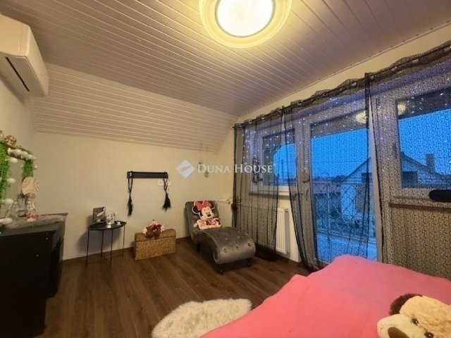 Eladó családi ház, Vecsésen 129.9 M Ft, 4 szobás