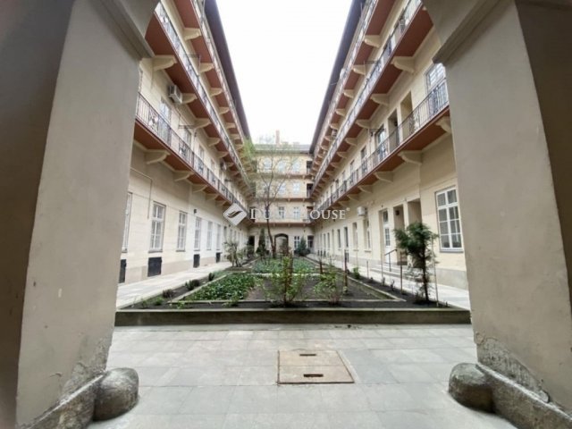 Eladó téglalakás, Budapesten, VI. kerületben 62 M Ft, 1 szobás