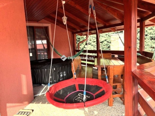 Eladó családi ház, Esztergomban 109.8 M Ft, 5 szobás