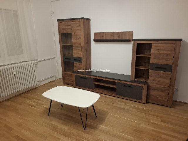 Kiadó téglalakás, albérlet, Pécsett 190 E Ft / hó, 2 szobás