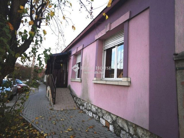 Eladó családi ház, Sárisápon 49.99 M Ft, 2 szobás