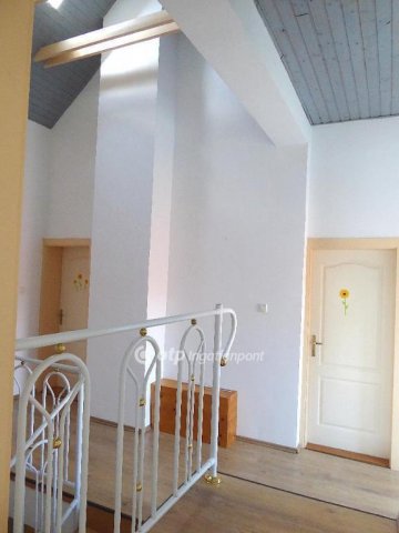 Eladó családi ház, Felsőörsön 149.999 M Ft, 8 szobás