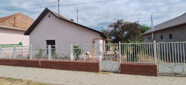 Eladó családi ház, Páhin 9.9 M Ft, 1 szobás