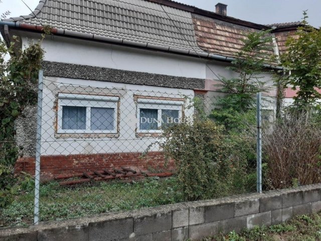 Eladó családi ház, Tatán 75 M Ft, 5 szobás