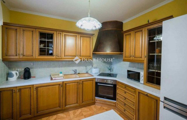 Eladó családi ház, Siófokon 299 M Ft, 8 szobás