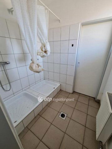 Eladó családi ház, Pápán 249 M Ft, 9+11 szobás