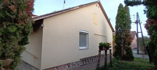 Eladó családi ház, Szegeden 64.5 M Ft, 2 szobás