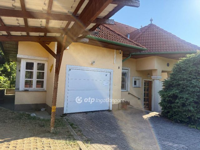Eladó családi ház, Pécsett 195 M Ft, 5 szobás