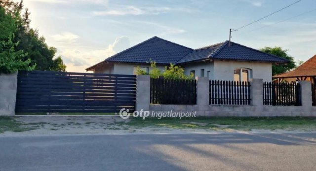 Eladó családi ház, Szentmártonkátán 40 M Ft, 3 szobás
