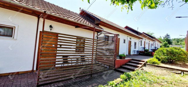 Eladó hotel, Tiszafüreden 160 M Ft, 10 szobás